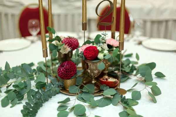 El ajuste de mesa de la boda está decorado con flores frescas en una b —  Fotos de Stock