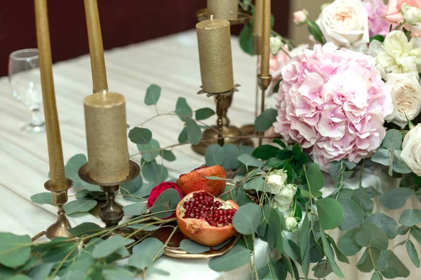 De bruiloft tafel instelling is versierd met verse bloemen in een b — Stockfoto