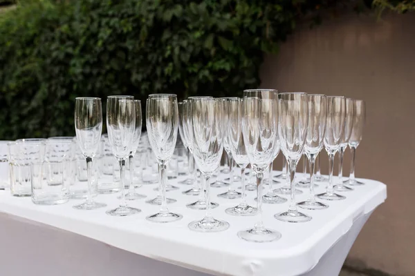 Muchos vasos limpios vacíos para los huéspedes en la boda festiva buffet —  Fotos de Stock