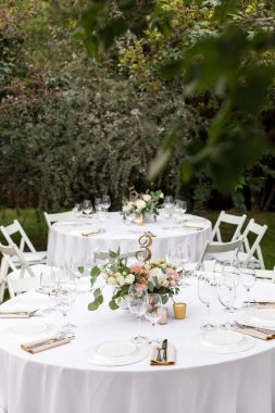 Bir pirinç VA taze çiçekler ile süslenmiş Düğün Masası ayarı