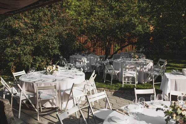 Обстановка весільного столу прикрашена свіжими квітами в мідному сховищі — стокове фото