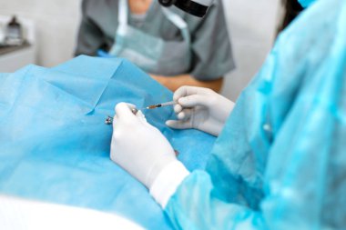 Profesyonel bir oftalmolog bir mikro ile göz cerrahisi gerçekleştirir