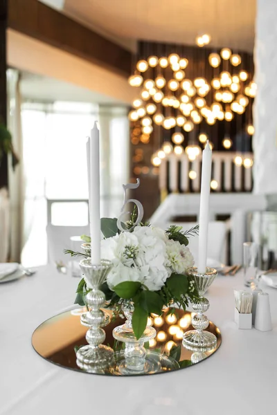 Bruiloft tafel instelling is versierd met verse bloemen en witte — Stockfoto