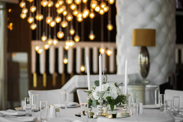 Bruiloft tafel instelling is versierd met verse bloemen en witte — Stockfoto