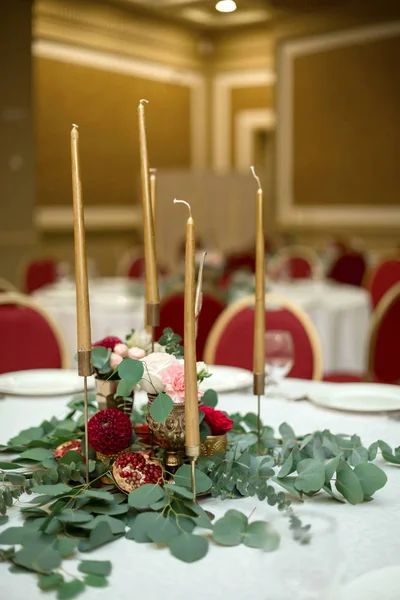 El ajuste de mesa de la boda está decorado con flores frescas en una b —  Fotos de Stock