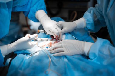 Cerrah eller bit kanlı beyaz eldiven işlemi yapmak