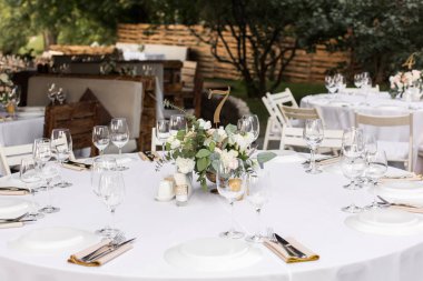 Bir pirinç VA taze çiçekler ile süslenmiş Düğün Masası ayarı