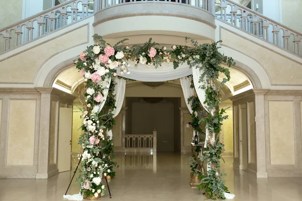 Весільна чаппа прикрашена свіжими квітами критий банкетний зал весільної церемонії. Розкішне весілля флориста прикраса ілюстрації — стокове фото