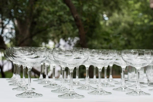 Nombreux verres propres vides pour les invités au buffet de mariage festif — Photo