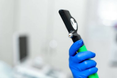 Doktor eli mavi lastik eldiven içinde profesyonel göz doktoru tonometre tutun