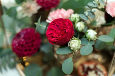 Düğün Masası ayarı bir b içinde taze çiçekler ile dekore edilmiştir