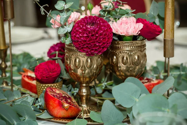 De bruiloft tafel instelling is versierd met verse bloemen in een b — Stockfoto
