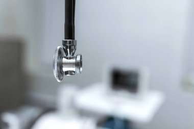 Ameliyathanenin arka planında Stetoskop yakın çekim