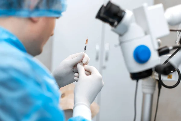 Ein professioneller Augenarzt führt Augenoperationen mit einem Mikro durch — Stockfoto