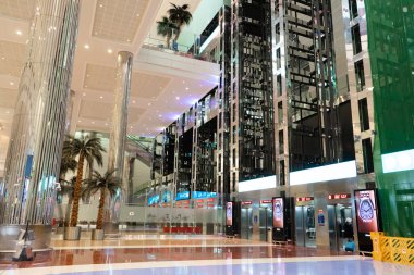 Dubai 'deki parlak, güzel, modern havaalanı. Dubai / BAE - 02.04.2020