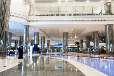 Dubai 'deki parlak, güzel, modern havaalanı. Dubai / BAE - 02.04.2020