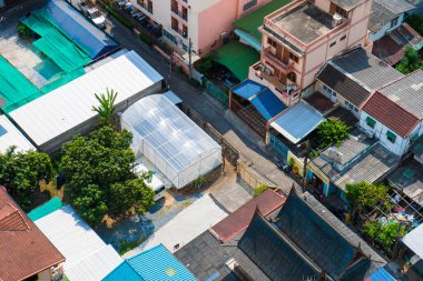 Bangkok sokaklarının üst katının manzarası. Yüksek binalar ve küçük evlerin çatıları. Şehir manzarası.