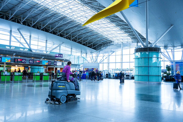 В интерьере аэропорта уборщик водит машину, которая моет пол. Киев / Украина - 02 / 04 / 2020
