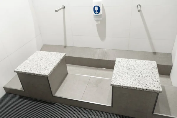 Стильный Нетронутый Умывальник Общественном Туалете — стоковое фото