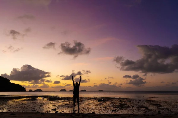 Silhueta Homem Praia Pôr Sol Homem Alegra Encontra Pôr Sol — Fotografia de Stock