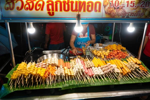 Comida Asiática Diferentes Mini Churrasco Mercado Comida Rua Noite Samui — Fotografia de Stock