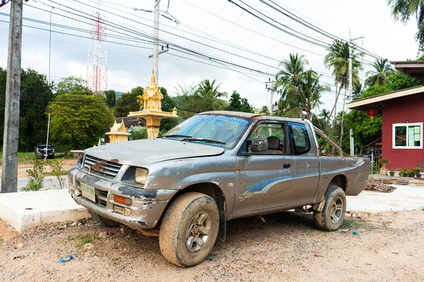 那辆破旧不堪的皮卡停在房子附近 农村运输 Samui Tailand 2020 — 图库照片