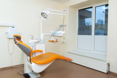 Portakal rengi iç mimari modern dişçi ofisi.
