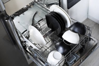 Bulaşık makinesine kirli bulaşıkları yüklüyorum..