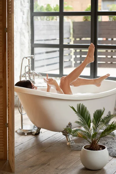 Eine Wunderschöne Frau Vergnügt Sich Einer Weißen Badewanne Einem Hellen — Stockfoto