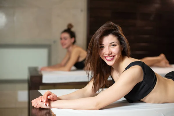 Retrato Menina Modelo Bonita Jovem Espreguiçadeiras Madeira Relaxando Uma Sauna — Fotografia de Stock