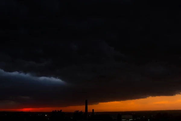Black Thunderclouds Sunset Bright Orange Sunset Dark Clouds Storm Sky — Stock Photo, Image