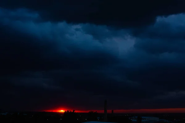 Nubes Negras Atardecer Puesta Sol Naranja Brillante Nubes Oscuras Cielo — Foto de Stock