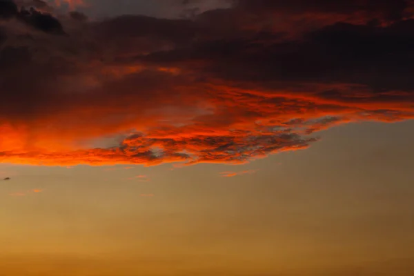 Nubes Negras Atardecer Puesta Sol Naranja Brillante Nubes Oscuras Cielo — Foto de Stock