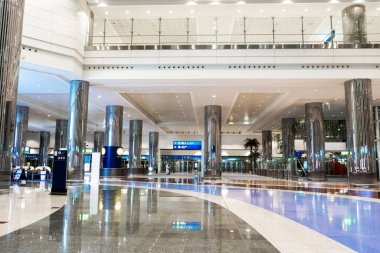 Dubai 'deki parlak, güzel, modern havaalanı. Dubai / BAE - 02.04.2020
