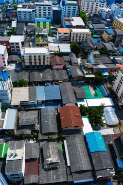 Bangkok sokaklarının üst katının manzarası. Yüksek binalar ve küçük evlerin çatıları. Şehir manzarası.
