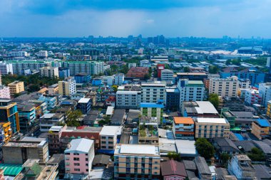 Bangkok sokaklarının üst katının manzarası. Yüksek binalar ve küçük evlerin çatıları. Şehir manzarası.