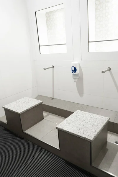 Stylowa Niedotykalna Umywalka Publicznej Toalecie — Zdjęcie stockowe