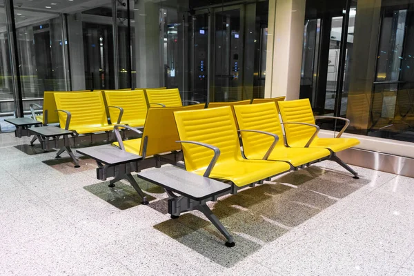 Rangées Bancs Jaunes Dans Une Salle Attente Aéroport — Photo