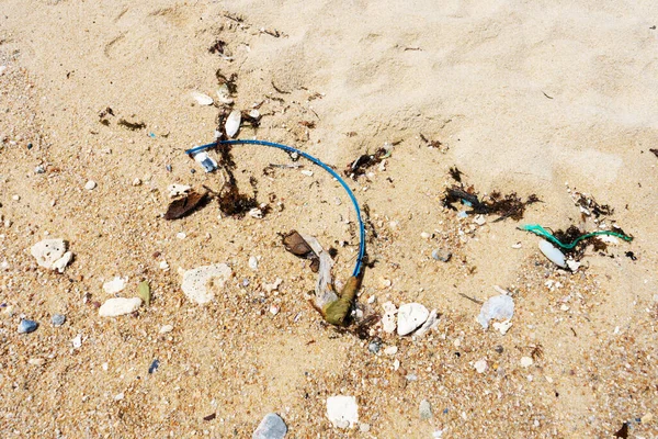 Ljusstake Bepansrad Tråd Vattnet Havet Miljöförstöring Bildelar Förorenar Havet — Stockfoto