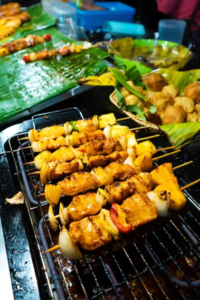 亚洲食物 夜市街市不同的小型烧烤摊位 — 图库照片