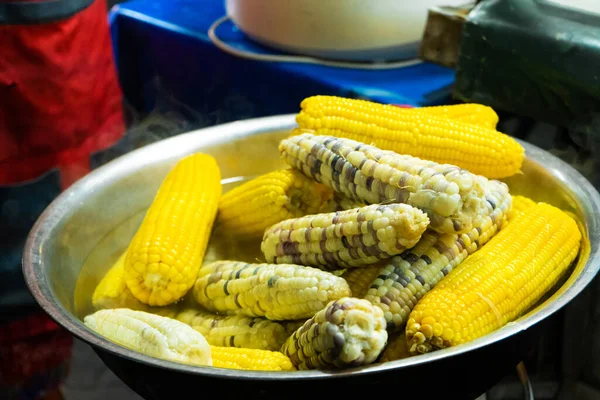 不同品种的甜煮熟的玉米 — 图库照片