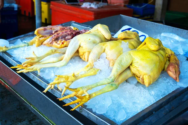 Carcasse Pollo Giallo Asiatico Una Vetrina Con Ghiaccio — Foto Stock