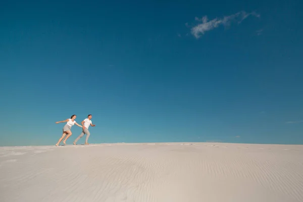 Pareja Romántica Enamorada Corriendo Sobre Arena Blanca Desierto — Foto de Stock