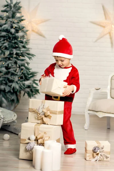 Joyeux Petit Garçon Souriant Costume Père Noël Tient Boîte Cadeau — Photo