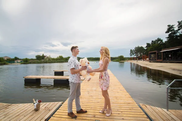 Romantische Date Verrassing Een Jonge Man Een Meisje Een Pier — Stockfoto