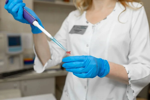女性研究室の技術者が血液サンプルを採取 — ストック写真