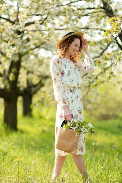 Nádherná Dívka Kráčí Rozkvetlé Jarní Zahradě Koncept Jednoty Člověka Přírodou — Stock fotografie