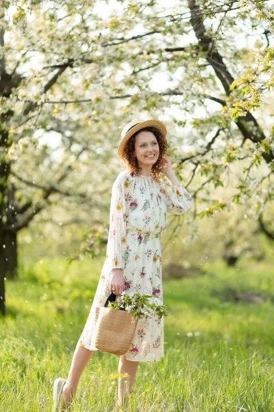 Ein Wunderschönes Mädchen Geht Durch Einen Blühenden Frühlingsgarten Das Konzept — Stockfoto