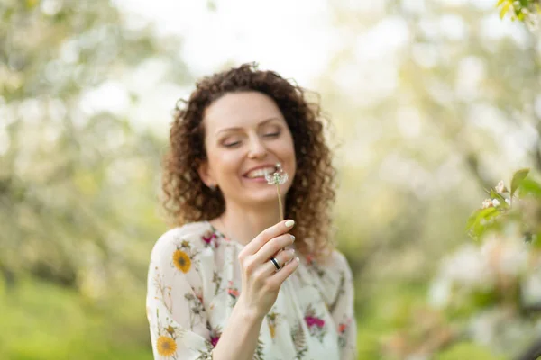 Söt Flicka Blåser Maskros Sommarparken Grönt Gräs Vacker Natur Rena — Stockfoto