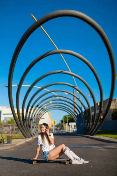 Ένα Κορίτσι Καπέλο Του Μπέιζμπολ Κάθεται Στο Σκέιτμπορντ Longboard Καλοκαίρι — Φωτογραφία Αρχείου